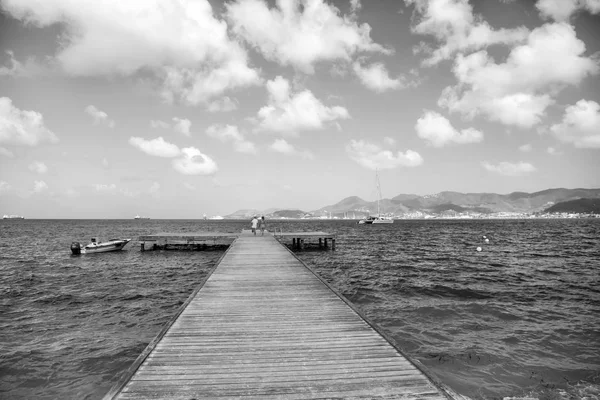 在菲利普斯堡海或海水中有木甲板的码头 在多云的蓝天上的圣马腾 加勒比夏季假期 — 图库照片