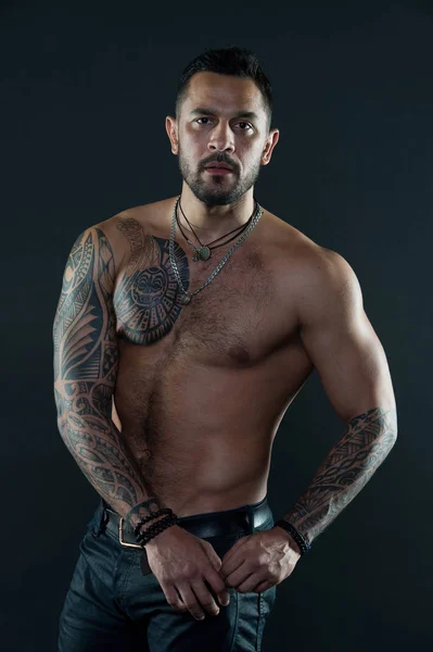 Skäggig man med tatuerade kropp. Macho med sexig bare torso i jeans. Tatuering modell med sex pack och ab. idrottsman eller idrottsutövare med muskulös bröstkorg och buk. Sport- eller fitness- och kroppsvård — Stockfoto