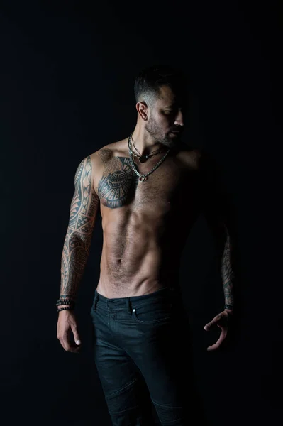 Dokonalé Torzo Tattoo Muž Sexy Holých Trupem Džínách Vousatý Macho — Stock fotografie