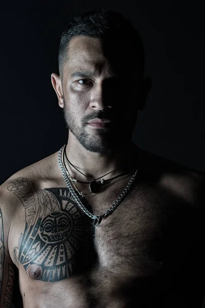 Bärtiger Mann Mit Tätowierter Brust Macho Mit Sexy Nacktem Oberkörper — Stockfoto