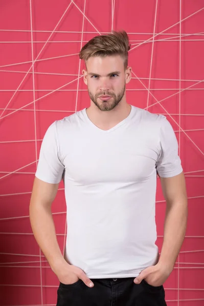 Homme ou gars en blanc blanc blanc stand de t-shirt sur fond rose — Photo