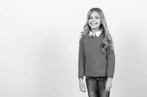 Дитяча Дівчина Довгим Кучерявим Світлим Волоссям Щаслива Посмішка Червоному Светрі — стокове фото