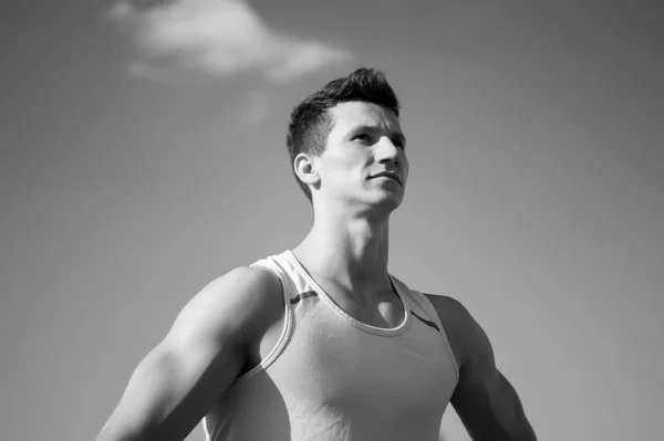 Atleta en camiseta verde en día soleado — Foto de Stock