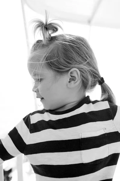 Niño con pelo rubio en yate en día soleado —  Fotos de Stock