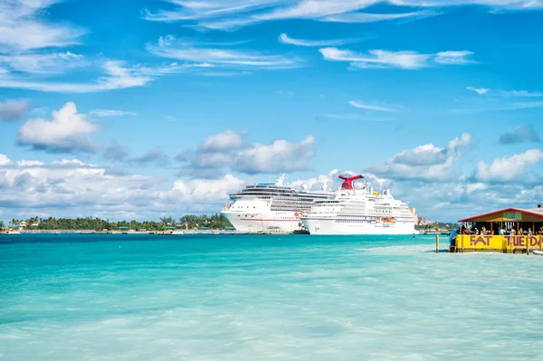 Nassau, Bahama's - 07 januari 2016: cruiseschepen in de haven. Ocean liners in de Caribische zee op de zonnige blauwe hemel. Zomervakantie op tropisch eiland. Reizen door water. Wanderlust avontuur en ontdekking — Stockfoto