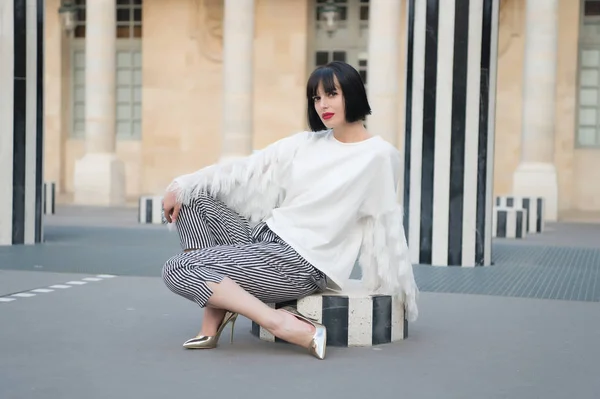 Menina bonita sentada ao ar livre em Paris, França — Fotografia de Stock