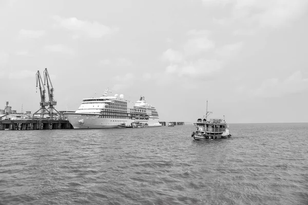 Seven Seas Navigator cruise liner w stacji dokującej i mały statek — Zdjęcie stockowe