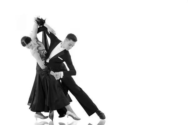 Dança de salão casal em uma pose de dança isolado no branco — Fotografia de Stock