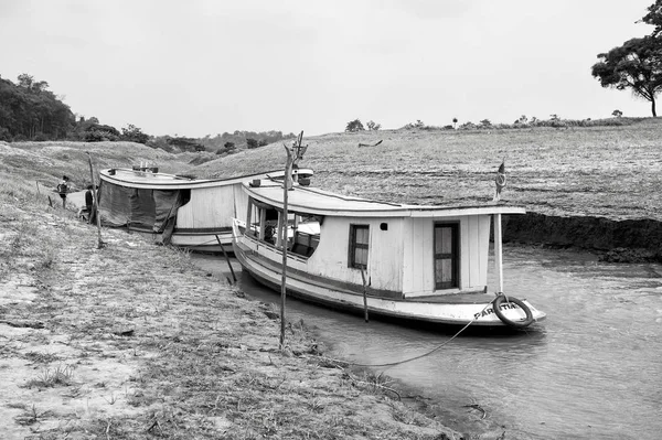 Zwei Boote auf Flusswasser vor natürlichem Hintergrund — Stockfoto