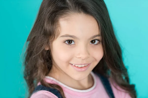 Κορίτσι χαμόγελο με νεανική όψη δέρματος, περιποίηση προσώπου — Φωτογραφία Αρχείου