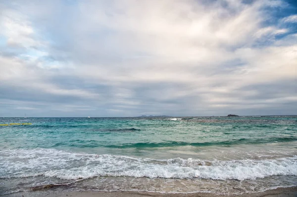 Playa de la isla de San Martín. Playa caribeña. Mar Caribe. Mar de agua azul. Hermosa playa caribeña. Caribe isla azul agua con cielo azul —  Fotos de Stock
