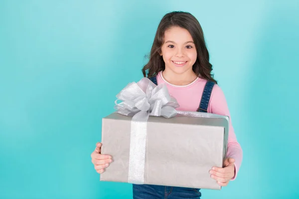 快乐的小女孩与礼品盒 — 图库照片