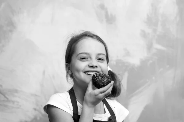 Criança feliz sorrindo com bolo — Fotografia de Stock