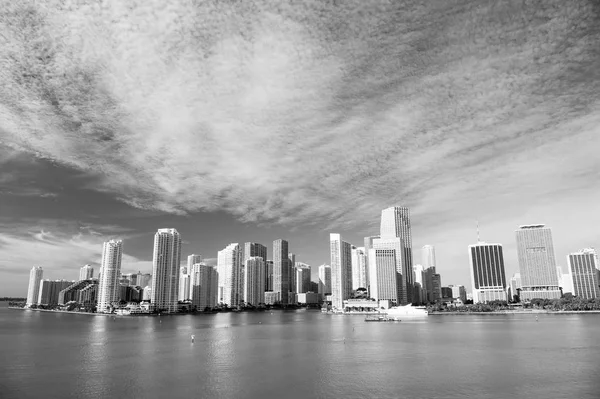 Miami gratte-ciel avec ciel nuageux bleu, voile de bateau, vue aérienne — Photo
