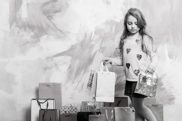 ショッピング バッグと小さな女の子. — ストック写真
