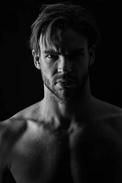 Homme à la peau de visage barbu et aux cheveux élégants, beauté masculine. Homme aux muscles thoraciques nus sexy, sport . — Photo