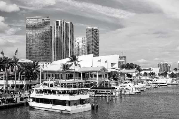 Ships with tourists and skyscrapers on blue sky background — Stock Photo, Image