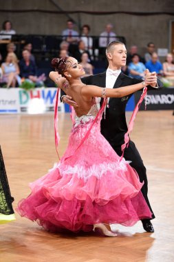 Alman Açık Şampiyonası 'nda Grand Slam Standart sırasında dans eden kimliği belirsiz bir çift.