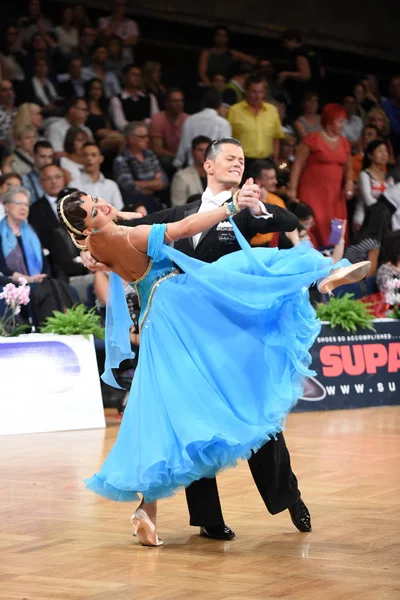 Una pareja de baile no identificada en una pose de baile durante el Grand Slam Standart en el Campeonato Abierto de Alemania — Foto de Stock