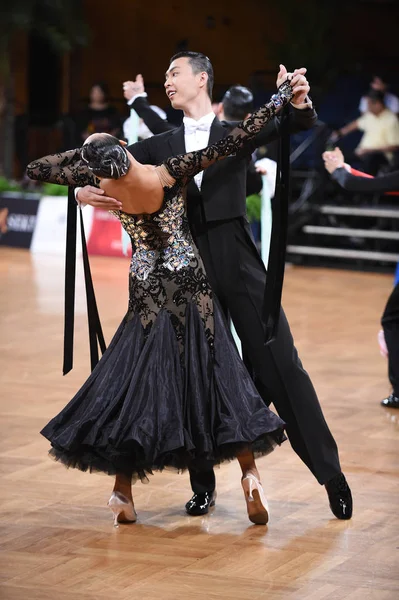 Un couple de danse non identifié dans une pose de danse pendant le Grand Chelem Standart au Championnat d'Allemagne Ouvert — Photo