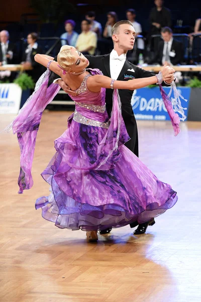 Een onbekend danspaar in een danspost tijdens Grand Slam Standart op het Duitse Open Kampioenschap — Stockfoto