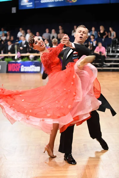 Una pareja de baile no identificada en una pose de baile durante el Grand Slam Standart en el Campeonato Abierto de Alemania — Foto de Stock