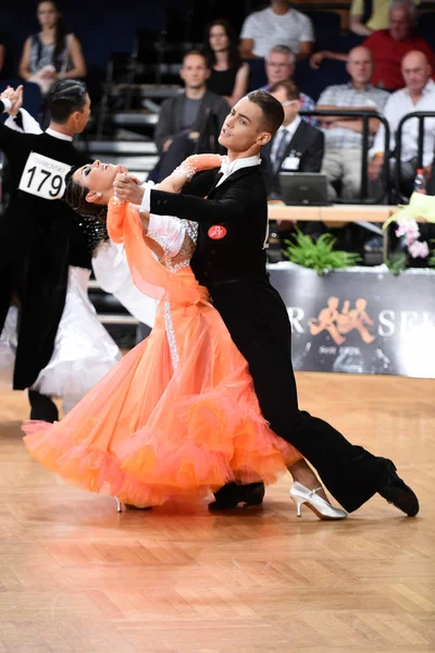 Una pareja de baile no identificada en una pose de baile durante el Grand Slam Standart en el Campeonato Abierto de Alemania — Foto de Stock