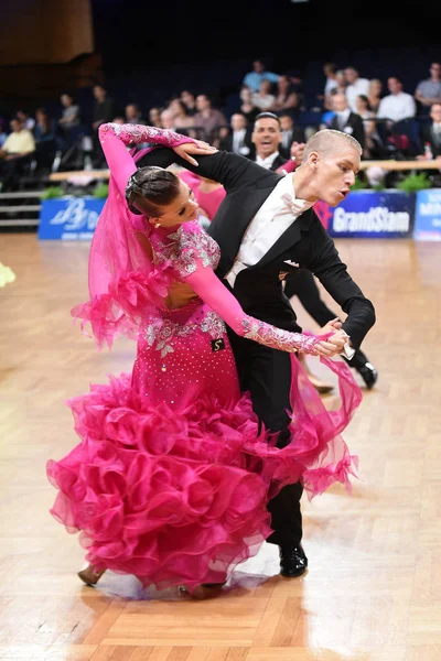 Una pareja de baile no identificada en una pose de baile durante el Grand Slam Standart en el Campeonato Abierto de Alemania —  Fotos de Stock