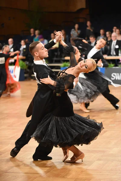 Um casal de dança não identificado em uma pose de dança durante o Grand Slam Standart no Campeonato Aberto Alemão — Fotografia de Stock