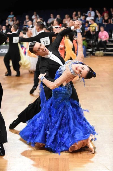 Un couple de danse non identifié dans une pose de danse pendant le Grand Chelem Standart au Championnat d'Allemagne Ouvert — Photo