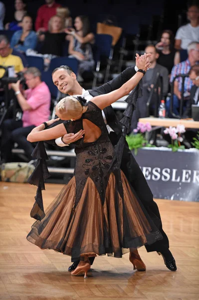 Um casal de dança não identificado em uma pose de dança durante o Grand Slam Standart no Campeonato Aberto Alemão — Fotografia de Stock