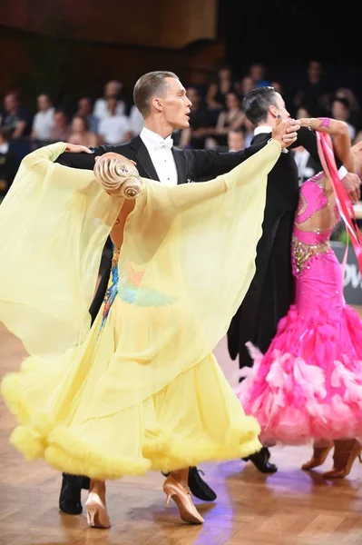 An unidentified dance couple in a dance pose during Grand Slam Standart at German Open Championship — Stock Photo, Image