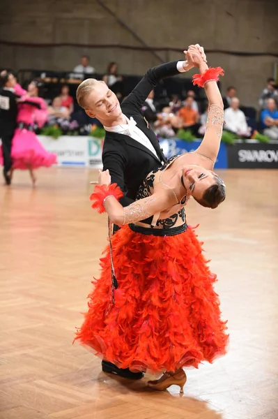 Una pareja de baile no identificada en una pose de baile durante el Grand Slam Standart en el Campeonato Abierto de Alemania — Foto de Stock