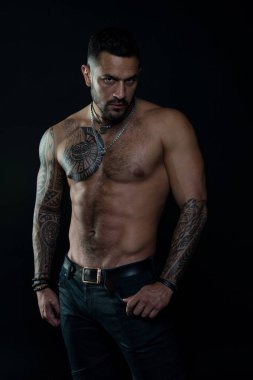 Maço seksi çıplak gövde kot pantolon ile. Dövmeli vücut sakallı adam. Model altı paketi ve AB atlet ile veya sporcu kas göğüs ve karın ile dövme. Spor ya da fitness ve welness