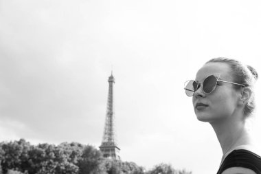 Paris, Fransa 'da Eyfel Kulesi' ne bakan bir kız