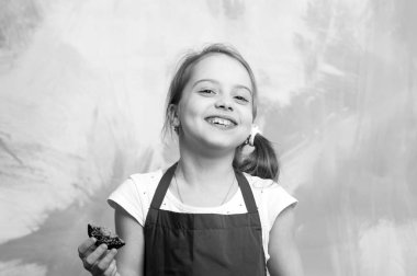 Kek ile gülümseyerek mutlu bir çocuk