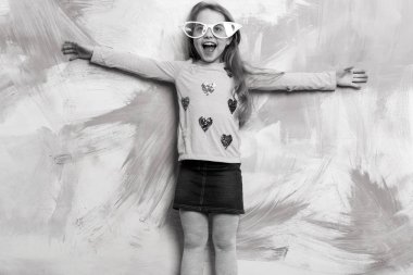 Renkli arka plan üzerinde kız çocuk.