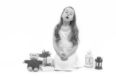 Çocuk veya çocuk üzerinde beyaz izole mevcut paketiyle.