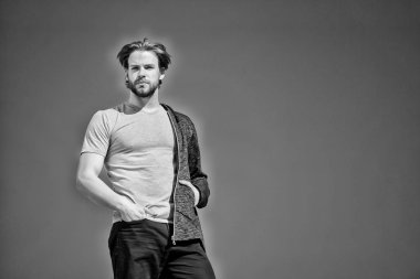 Mavi gökyüzü güneşli günde poz hipster