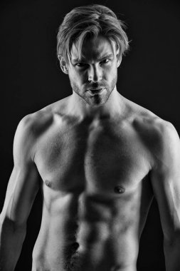 Sakallı adam atlet ile gövde uygun. Seksi göğüs ve karın ile vücut geliştiricisi. Sporcu Haritayı kasları. Egzersiz ve spor salonunda eğitim etkinliği. Spor veya vücut geliştirme ve fitness kavramı, siyah ve beyaz