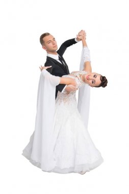 dans balo salonu çift renkli elbise dans izole üzerinde beyaz zemin oluşturmaktadır. şehvetli profesyonel dansçılar dans Walz, tango, slowfox ve quickstep.