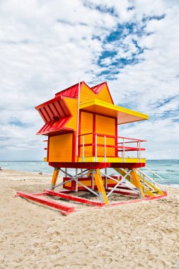 Cankurtaran Ev Miami, ABD kum plaj. Kule için kurtarma baywatch tipik art deco tarzında. Bulutlu gökyüzü okyanus kıyısında ahşap ev. Yaz tatil kavramı. Kamu sağlığı ve güvenliği