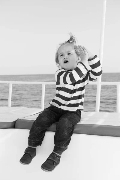 Niño en camisa de marinero vela en mar azul —  Fotos de Stock