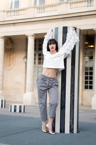 Μόδας μοντέλο ποζάρουν στο Παρίσι, Γαλλία. Μόδα γυναίκα σε μοντέρνα ρούχα στην πλατεία — Φωτογραφία Αρχείου