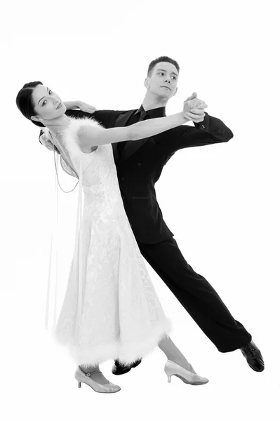 两个舞厅舞者相爱了性感的女人和男人跳舞。新娘穿着白色礼服, 新郎穿着燕尾服, 求婚。情人节庆典和婚礼。爱和日期概念, 黑白相间 — 图库照片