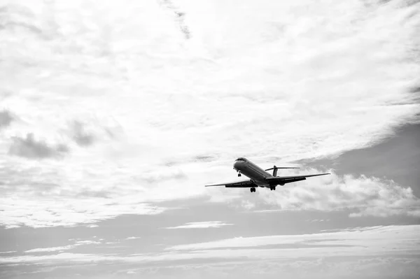 Αεροπλάνο που πετούν σε συννεφιασμένο ουρανό φόντο σε Άγιος Μαρτίνος, Sint Μάρτιος — Φωτογραφία Αρχείου