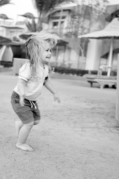 Boy run on sand barefoot — Stock Photo, Image