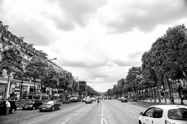 Elysian Fields avenida con tráfico callejero y árboles verdes — Foto de Stock