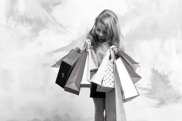 Ребенок или маленькая девочка с сумкой или подарком пакет — стоковое фото
