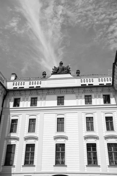 Edificio con facciata beige e finestre a Praga, Repubblica Ceca — Foto Stock